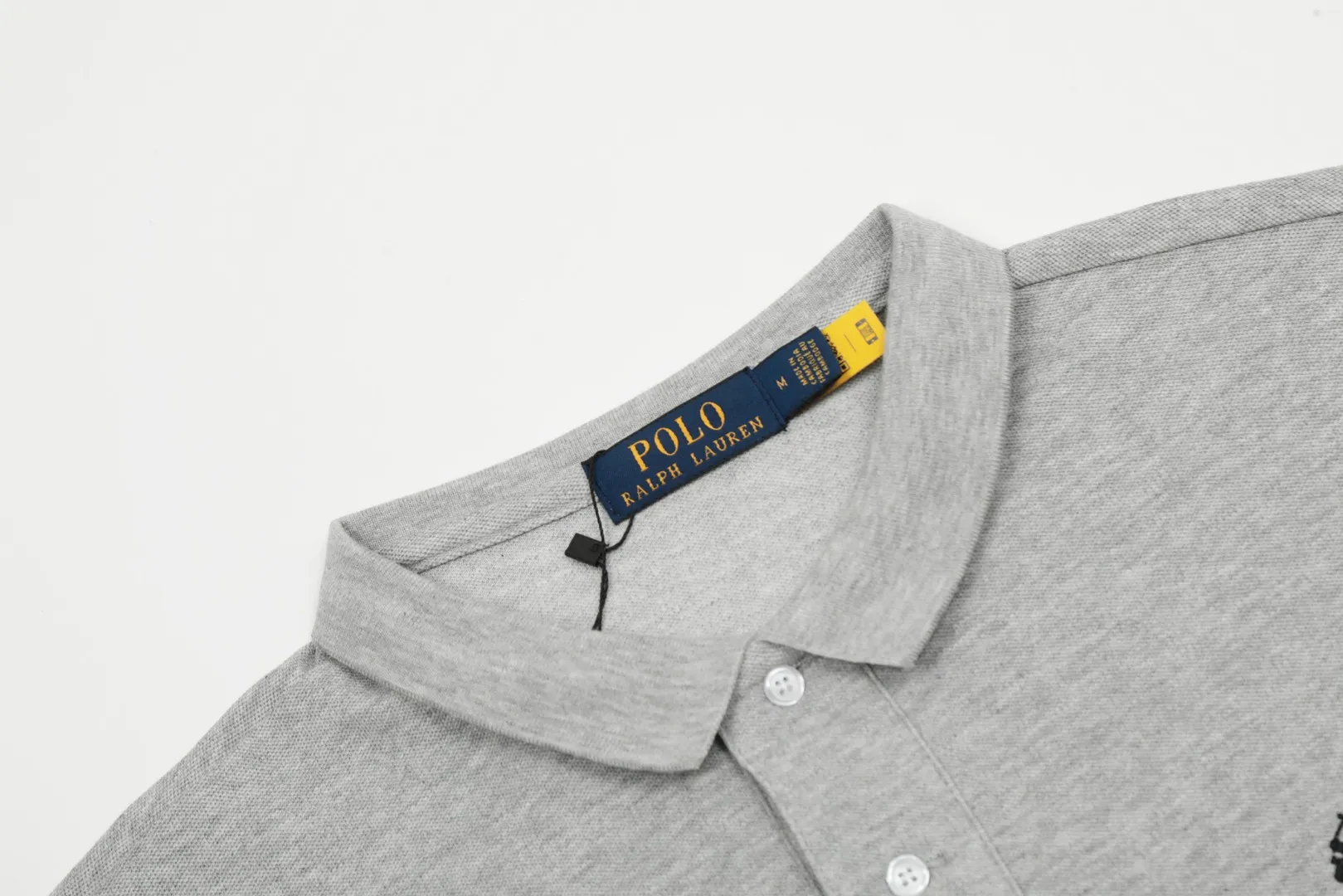 🅿️152 "Top quality" Style number: DS001# (not off the shelves all year round) [Ralph Lauren classic pony embroidered lapel POLO short sleeves] ✅Ralph Lauren Ralph Lauren classic basic versatile POLO short sleeves ✅Main supply platform live broadcast Wholesale entities will be replenished when out of stock Not removed from the shelves ✅ZP quality 1:1 version Scan the code to enter the GF website Z cabinet quality ✅Detailed quality The only one in Guangzhou Imported pique fabrics Mainly high-end, cost-effective and good quality. Needless to say, the version is restored to the original version. The maximum size can be worn up to 210 pounds. Loose, comfortable and stress-free. ✅Wear for work and life. Suitable for various occasions. A must-have recommendation for couples. Size: